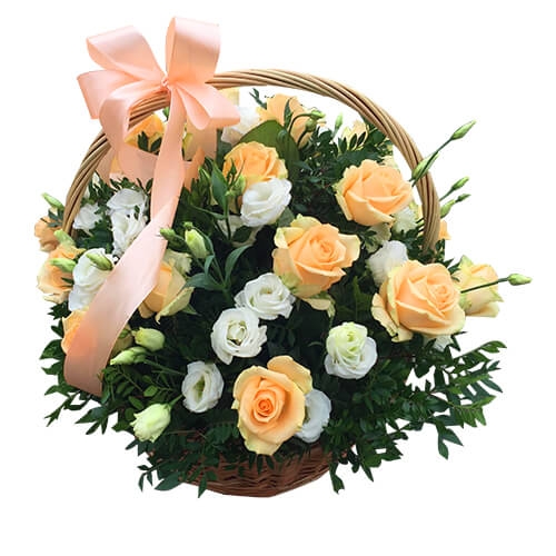 Корзина с цветами "Нежный персик и белая вуаль"